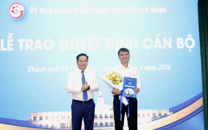  Chủ tịch UBND TPHCM Nguyễn Văn Được trao quyết định nghỉ hưu và tặng hoa đến đồng chí Nguyễn Quốc Chiến. Ảnh: NGÔ BÌNH 