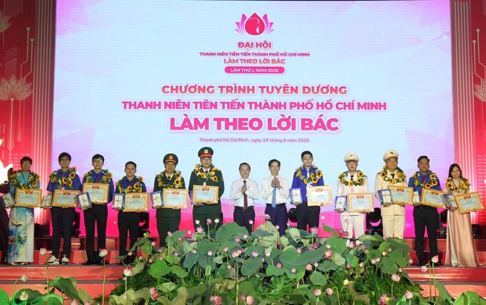  Đồng chí Dương Trọng Hiếu và đồng chí Bùi Minh Thạnh trao Bằng khen đến các gương điển hình tiêu biểu. Ảnh: DŨNG PHƯƠNG 