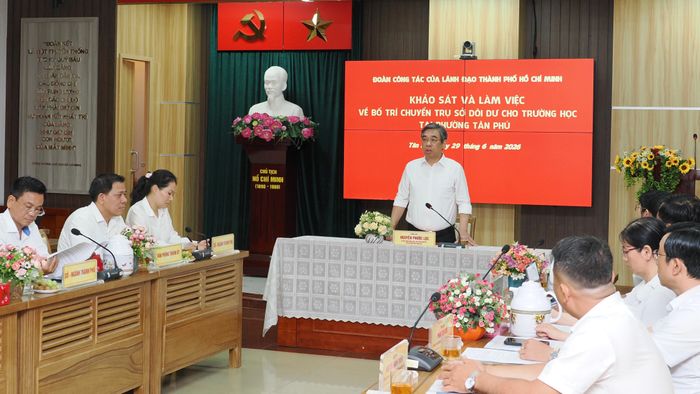  Đồng chí Nguyễn Phước Lộc phát biểu tại buổi làm việc về phương án bố trí, chuyển đổi cơ sở dôi dư phục vụ phát triển trường học tại phường Tân Phú, TPHCM. ẢNH: HOÀNG HÙNG. 