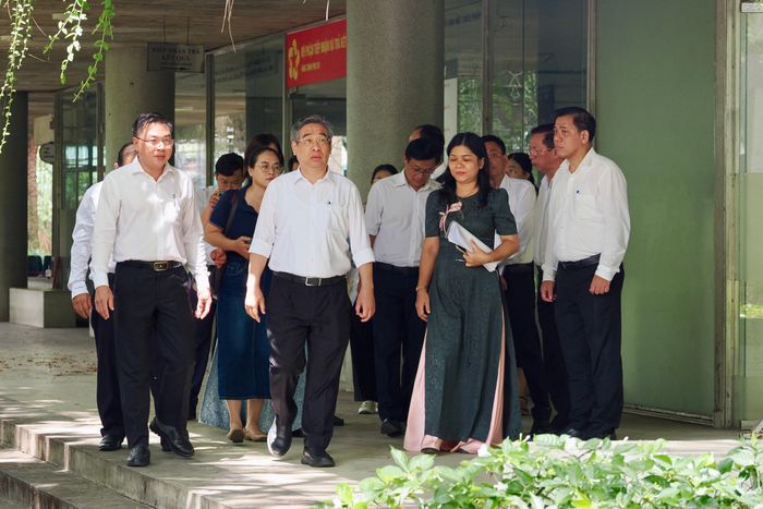  Đồng chí Nguyễn Phước Lộc cùng đoàn công tác khảo sát cơ sở dự kiến chuyển đổi thành Trường TH-THCS-THPT Lê Thị Riêng tại phường Thới An, TPHCM. ẢNH: HOÀNG HÙNG. 