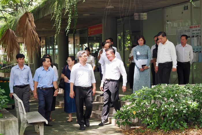  Đồng chí Nguyễn Phước Lộc đề xuất tận dụng cơ sở vật chất tại trụ sở dôi dư để thí điểm mô hình trạm y tế phường trong trường học tại Trường TH-THCS-THPT Lê Thị Riêng (phường Thới An, TPHCM). ẢNH: HOÀNG HÙNG. 