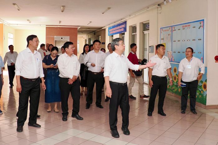  Ủy viên Trung ương Đảng, Phó Bí thư Thành ủy, Chủ tịch Ủy ban Mặt trận Tổ quốc Việt Nam TPHCM Nguyễn Phước Lộc khảo sát cơ sở dự kiến chuyển đổi thành Trường THPT Thoại Ngọc Hầu tại phường Tân Phú, TPHCM. ẢNH: HOÀNG HÙNG. 