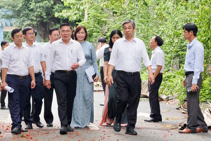  Đồng chí Nguyễn Phước Lộc cùng đoàn công tác khảo sát cơ sở dự kiến chuyển đổi thành Trường TH-THCS-THPT Lê Thị Riêng tại phường Thới An, TPHCM. ẢNH: HOÀNG HÙNG. 