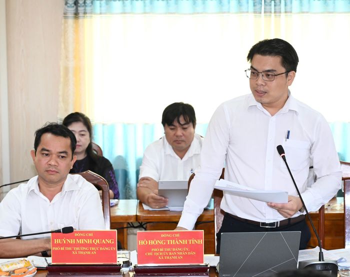  Lãnh đạo xã Thạnh An báo cáo tại buổi làm việc. Ảnh: VIỆT DŨNG 
