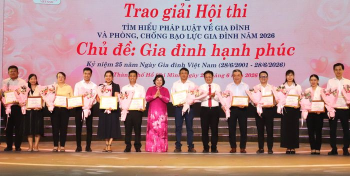  Đồng chí Văn Thị Bạch Tuyết và đồng chí Nguyễn Mạnh Cường trao giải Nhất, Nhì và Ba cho các đội thi tìm hiểu pháp luật 
