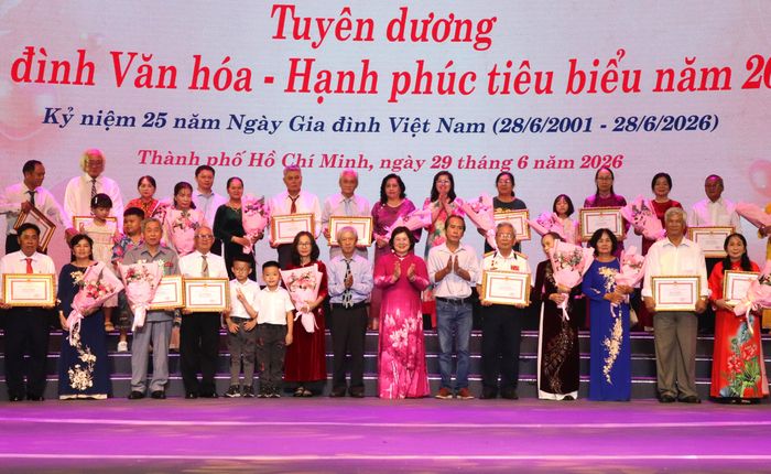  Phó Bí thư Thành ủy TPHCM Văn Thị Bạch Tuyết tuyên dương gia đình người cao tuổi hạnh phúc tiêu biểu 