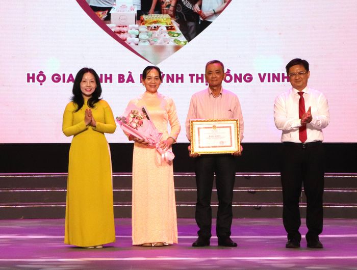  Phó Chủ tịch UBND TPHCM Nguyễn Mạnh Cường tuyên dương gia đình văn hóa - hạnh phúc tiêu biểu 