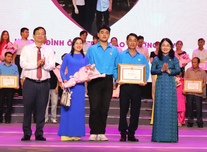  Gia đình công nhân lao động tiêu biểu được tuyên dương 