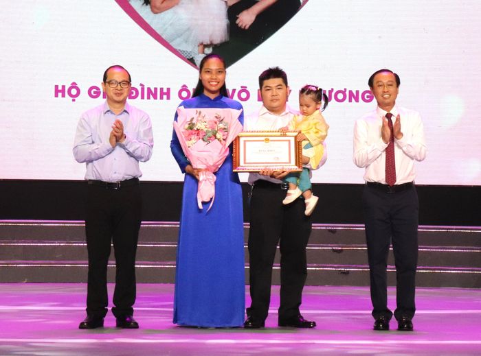  Phó Chủ tịch HĐND TPHCM Huỳnh Thanh Nhân tuyên dương gia đình trẻ tiêu biểu 
