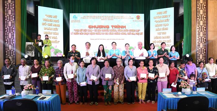  Đồng chí Lê Thị Thủy, đồng chí Nguyễn Phước Lộc cùng các đại biểu trao quà đến người dân có hoàn cảnh khó khăn tại xã Cần Giờ 