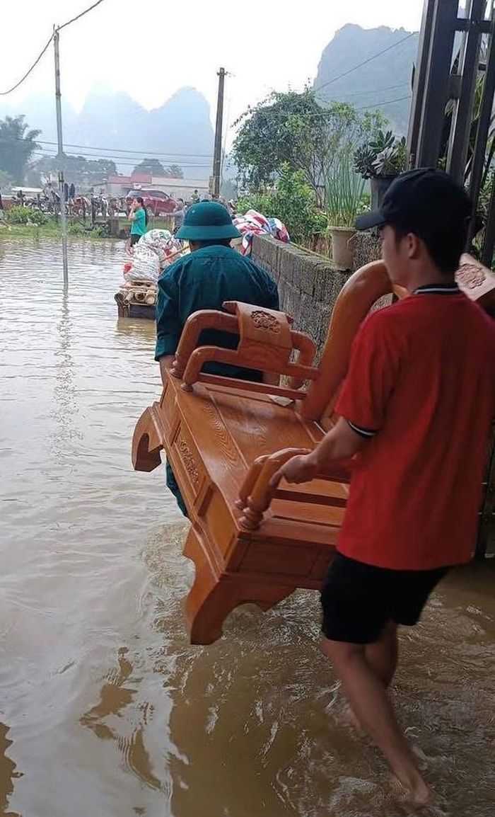  Sáng 29-6, lực lượng chức năng hỗ trợ nhân dân sơ tán đồ đạc do mưa lớn tại xã Trà Lĩnh (tỉnh Cao Bằng). Ảnh: BỘ CHQS TỈNH CAO BẰNG 
