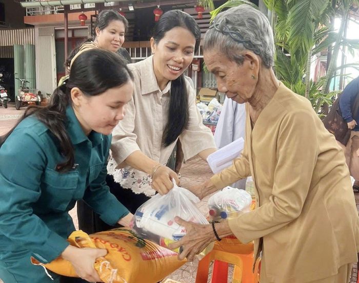 Học theo gương Bác, các tổ chức chính trị - xã hội xã Đất Đỏ triển khai các mô hình chia sẻ yêu thương với người yếu thế