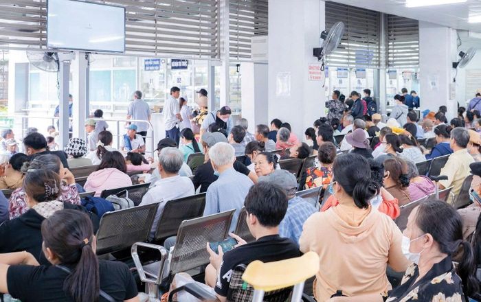 Người dân chờ khám chữa bệnh tại Bệnh viện Chợ Rẫy, TPHCM. Ảnh: NGUYỄN QUYÊN