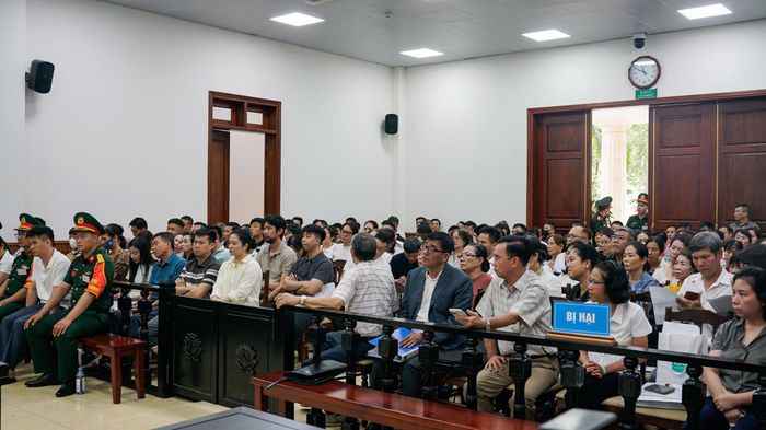  Những người tham gia tố tụng có mặt tại phiên tòa. Ảnh: PHÙNG ANH 