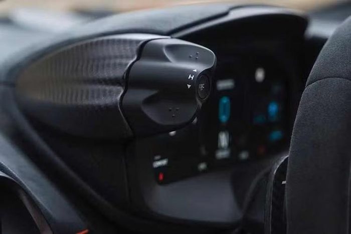 Giống như phiên bản tiêu chuẩn, Artura 1000GP là một mẫu xe hybrid cắm điện hiệu suất cao , kết hợp động cơ V6 tăng áp kép 3.0 lít với mô-tơ từ thông trục và bộ pin 7,4kWh. Cấu hình này mang lại cho mẫu xe công suất kết hợp 690 mã lực (515kW / 700PS) và mô-men xoắn 700Nm.