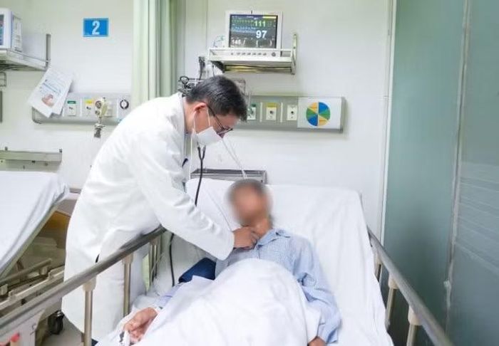 Thăm khám cho bệnh nhân đột quỵ tại Bệnh viện Nhân dân Gia Định - Ảnh BVCC