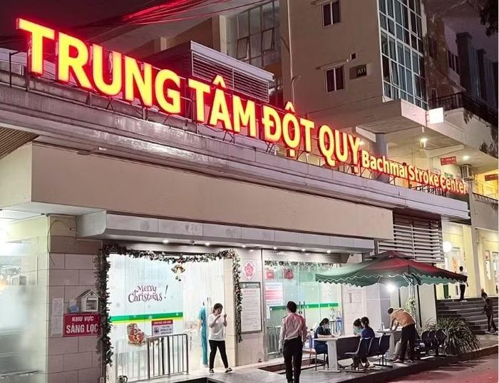 Làm thủ tục cho các ca nhập viện đột quỵ trong đêm tại Bạch Mai - Ảnh BVCC