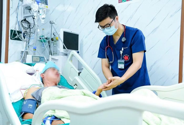 BSCKII Nguyễn Tiến Dũng, Phó Giám đốc Trung tâm Đột quỵ thăm khám cho người bệnh điều trị tại Trung tâm - Ảnh BVCC