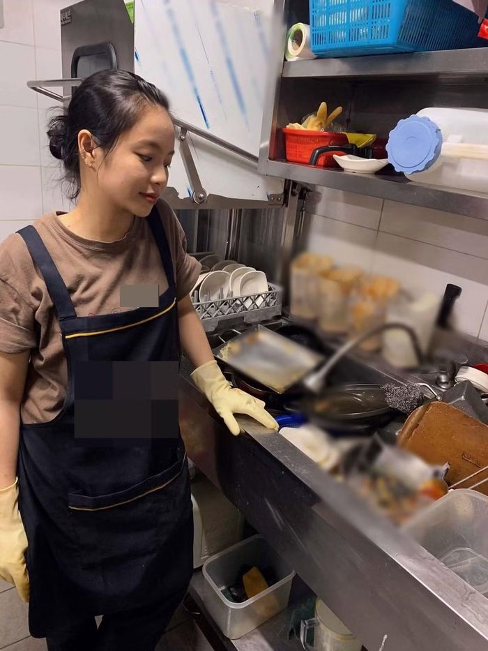 Thùy Lâm vừa làm thêm vừa học ở Hàn Quốc.