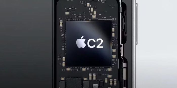 Một điểm đáng chú ý khác là modem C2 do Apple tự phát triển được kỳ vọng sẽ lần đầu tiên xuất hiện trên iPhone 18 Pro, đánh dấu bước tiến quan trọng trong chiến lược giảm phụ thuộc vào Qualcomm, đồng thời mang lại tốc độ kết nối 5G nhanh hơn, hỗ trợ liên lạc vệ tinh và cải thiện thời lượng pin cũng như các tính năng bảo mật độc quyền của hệ sinh thái Apple.
