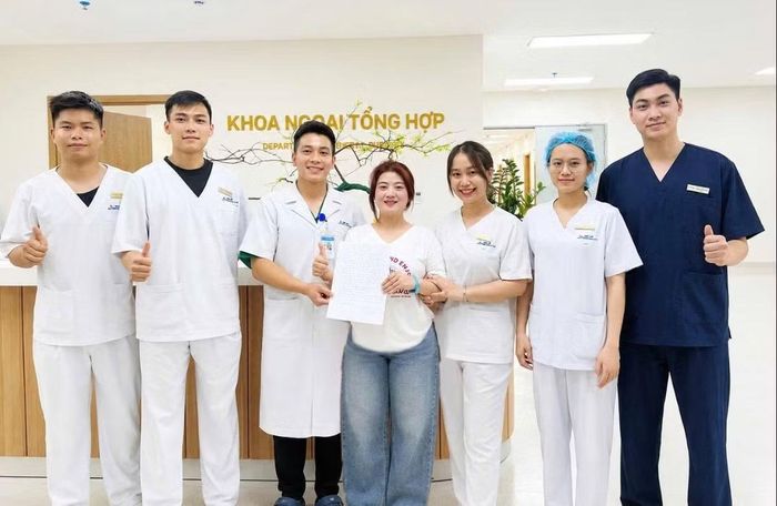 Bệnh nhân viết thư cảm ơn y bác sĩ khi được ra viện - Ảnh BVCC
