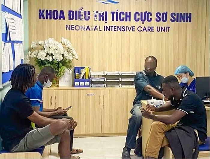 Sau khi xác định 2 người châu Phi với nhóm máu phù hợp, các bác sĩ tiến hành lấy mẫu xử lý và chuẩn bị các bước truyền máu theo đúng quy trình cho bệnh nhi - Ảnh BVCC