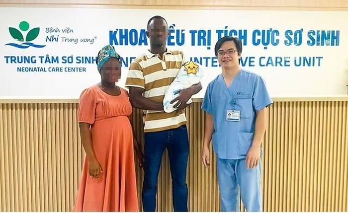 Niềm vui của gia đình bệnh nhi trong ngày con khỏe mạnh trở về sau 7 ngày điều trị tại bệnh viện - Ảnh BVCC