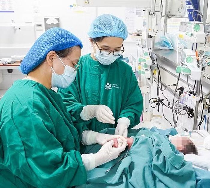 Thực hiện điều trị cho bệnh nhân - Ảnh BVCC