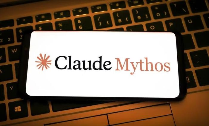 Sự việc càng trở nên phức tạp khi chính NSA được cho là đang sử dụng Claude Mythos 5 trong các hoạt động an ninh mạng chiến lược, đồng thời bố trí kỹ sư của Anthropic làm việc trực tiếp bên trong cơ quan này để hỗ trợ triển khai và giám sát hệ thống.