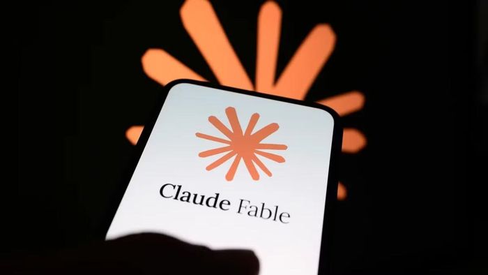 Dù vẫn đang bị hạn chế, nhiều dấu hiệu gần đây cho thấy Claude Fable 5 có thể sớm quay trở lại khi tên mô hình đã xuất hiện trở lại trên ứng dụng Android và thị trường dự đoán hiện đánh giá hơn 50% khả năng hệ thống này được khôi phục trước đầu tháng 7, mở ra chương mới trong cuộc cạnh tranh AI toàn cầu.