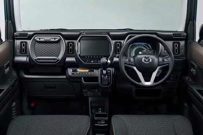 Khoang nội thất của Mazda Flair Crossover 2027 phần lớn được giữ nguyên bởi trọng tâm của đợt nâng cấp lần này là hệ thống an toàn. Xe được trang bị hệ thống an toàn chủ động Dual Sensor Brake Support II nâng cấp của Suzuki, kết hợp camera đơn với radar sóng milimet. Hệ thống này được cho là cải thiện khả năng nhận diện người đi bộ và xe máy, đồng thời mở rộng phạm vi hoạt động tại các giao lộ đông đúc.