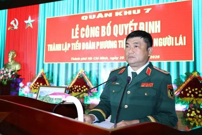Trung tướng Lê Xuân Thế, Tư lệnh Quân khu 7 phát biểu chỉ đạo tại lễ công bố quyết định thành lập Tiểu đoàn Phương tiện không người lái.