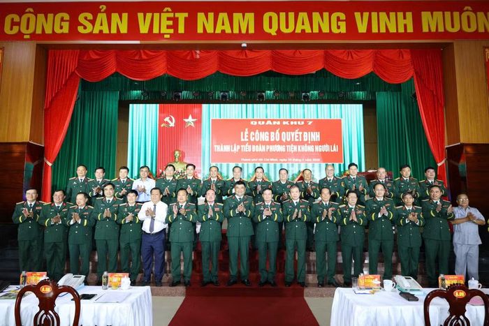 Lãnh đạo Quân khu 7 trao quyết định thành lập Tiểu đoàn Phương tiện không người lái trực thuộc Bộ Tham mưu tại lễ công bố.