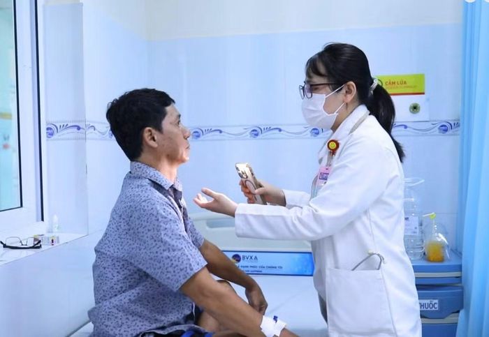 Bác sĩ thăm khám cho người bệnh - Ảnh BVCC