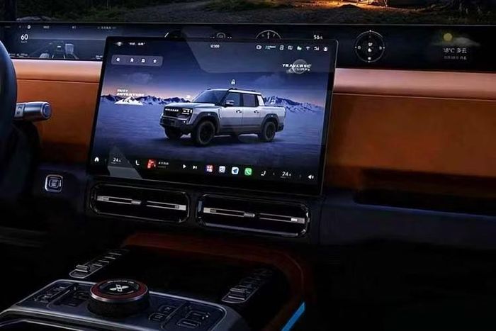 Kích thước tổng thể của F700 (D x R x C) lần lượt là (5495 x 2050 x 1985)mm. Khung gầm được đặt trên trục cơ sở 3350mm và cung cấp cấu hình nội thất 4 hoặc 5 chỗ ngồi. Để đảm bảo khả năng vận chuyển hàng hóa linh hoạt, thùng xe phía sau có dung tích lớn tích hợp nhiều điểm neo buộc hàng được lắp đặt sẵn.
