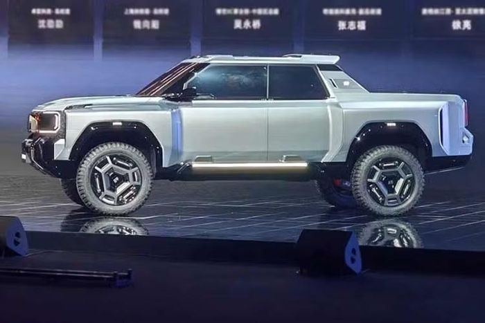 Kiến trúc hybrid cắm điện tích hợp hệ thống truyền động Kunpeng Super Hybrid CDM-O của Chery với động cơ hybrid 2.0TD chuyên dụng. Hệ thống được thiết kế này cung cấp công suất 155kW và mô-men xoắn 340Nm, với hiệu suất nhiệt tối ưu đạt 45,5%. Khả năng vận hành địa hình hạng nặng dựa trên khung gầm tích hợp cường độ cao kết hợp với hệ thống treo trước độc lập tay đòn kép.