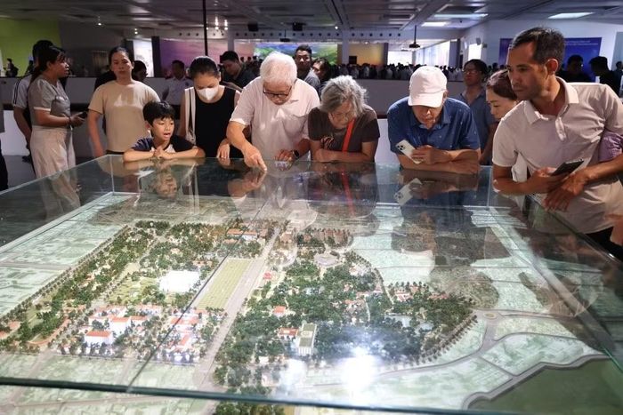 Thông qua hệ thống trình chiếu hiện đại, các khu vực phát triển mới, mạng lưới giao thông, hạ tầng kỹ thuật và những trục đô thị quan trọng được thể hiện trực quan, sinh động. Người tham quan dễ dàng hình dung sự thay đổi của Hà Nội trong nhiều thập niên tới nếu các định hướng quy hoạch được triển khai đồng bộ.