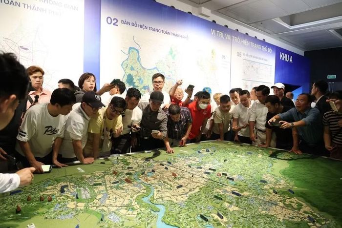 Một trong những nội dung nhận được nhiều sự quan tâm là định hướng phát triển không gian dọc hai bên sông Hồng. Theo quy hoạch, khu vực này được xác định là trục phát triển trọng điểm của Thủ đô, hướng tới hình thành các khu đô thị hiện đại, không gian công cộng, hệ thống hạ tầng đồng bộ và các công trình kiến trúc mới, góp phần tạo diện mạo đô thị văn minh, hiện đại.