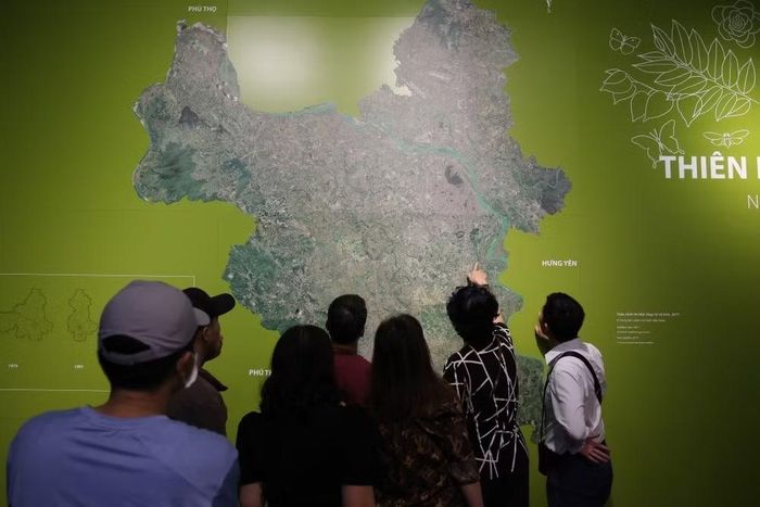 Điểm nhấn nổi bật của triển lãm là sa bàn quy hoạch tổng thể đặt tại khu vực trung tâm tầng 1 Bảo tàng Hà Nội. Sa bàn hình tròn có đường kính khoảng 7 m, được cập nhật đầy đủ các nội dung theo đồ án Quy hoạch tổng thể Thủ đô Hà Nội tầm nhìn 100 năm, giúp người xem có cái nhìn tổng quan về định hướng phát triển không gian đô thị trong tương lai.