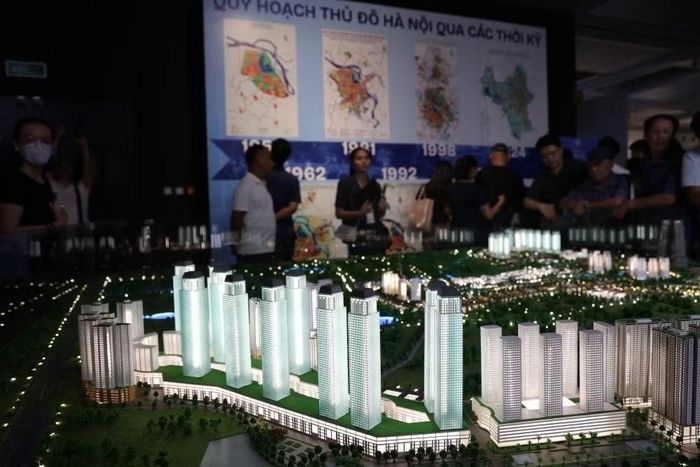 Tại khu vực trưng bày, hình ảnh mô phỏng các cây cầu mới bắc qua sông Hồng cùng hệ thống giao thông kết nối liên vùng được tái hiện bằng công nghệ trình chiếu kết hợp mô hình kiến trúc. Những phối cảnh về các khu đô thị xanh, công viên ven sông và các trung tâm dịch vụ hiện đại giúp người xem có thêm hình dung về một Hà Nội phát triển năng động trong tương lai.