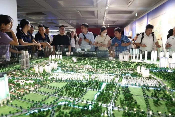 Bên cạnh đó, nhiều mô hình các dự án trọng điểm cũng được giới thiệu nhằm minh họa cụ thể hơn về định hướng phát triển hạ tầng, giao thông và không gian đô thị của Hà Nội trong tương lai. Việc kết hợp giữa sa bàn truyền thống với công nghệ trình chiếu hiện đại giúp người xem dễ tiếp cận các nội dung quy hoạch vốn thường mang tính chuyên môn cao.