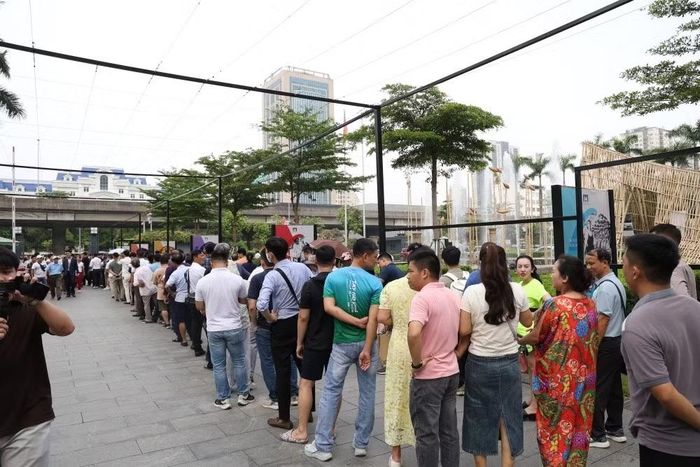 Ngoài khu vực sa bàn và mô hình, triển lãm còn dành không gian lớn để trưng bày hệ thống pano khổ lớn giới thiệu quá trình hình thành, mở rộng và phát triển của Hà Nội qua các giai đoạn lịch sử. Các bản đồ quy hoạch theo từng thời kỳ, định hướng phát triển không gian đô thị, hệ thống hạ tầng kỹ thuật, quy hoạch sử dụng đất và các khu chức năng được trình bày khoa học, giúp người xem có cái nhìn toàn diện về quá trình phát triển của Thủ đô.