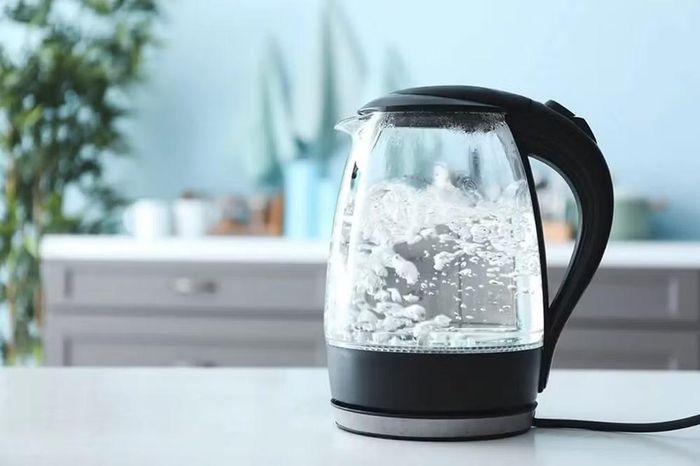 Ngoài việc chọn đúng sản phẩm, người dùng cũng nên phân biệt giữa ấm siêu tốc và bình đun nước nóng giữ nhiệt để lựa chọn phù hợp với nhu cầu sinh hoạt, bởi nếu thường xuyên cần nước nóng nhiều lần trong ngày thì bình giữ nhiệt sẽ tiện lợi hơn, còn ấm siêu tốc phù hợp với nhu cầu đun nước nhanh trong thời gian ngắn.