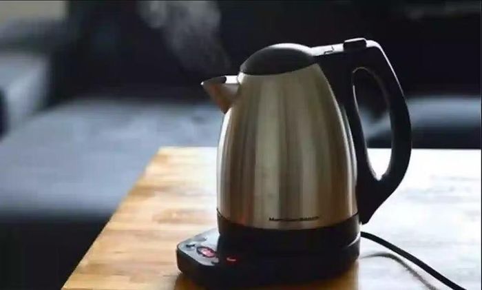 Chất liệu chế tạo cũng ảnh hưởng đến hiệu quả sử dụng lâu dài, trong đó các mẫu ấm làm từ inox, thủy tinh hoặc vật liệu chịu nhiệt chất lượng cao thường có khả năng truyền nhiệt tốt, bền bỉ hơn và dễ vệ sinh, góp phần duy trì hiệu suất hoạt động ổn định trong suốt vòng đời của thiết bị.