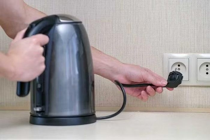 Các chuyên gia cũng khuyến cáo người dùng không nên đun nước liên tục nhiều lần trong thời gian ngắn vì điều này khiến linh kiện bên trong phải hoạt động với cường độ cao, làm giảm độ bền và tiềm ẩn nguy cơ mất an toàn, trong khi việc lựa chọn đúng dung tích, đun vừa đủ lượng nước cần thiết và vệ sinh thường xuyên chính là những giải pháp đơn giản nhưng hiệu quả để tiết kiệm điện và sử dụng ấm siêu tốc bền bỉ hơn.