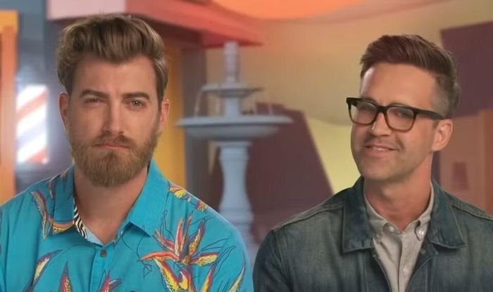 Bộ đôi Rhett McLaughlin và Link Neal là minh chứng rõ nét khi mở rộng thành công từ những video giải trí trên YouTube sang lĩnh vực phát trực tuyến, biểu diễn trực tiếp, bán sản phẩm lưu niệm và xuất bản sách, qua đó tạo ra nhiều nguồn doanh thu song song thay vì phụ thuộc hoàn toàn vào nền tảng video.