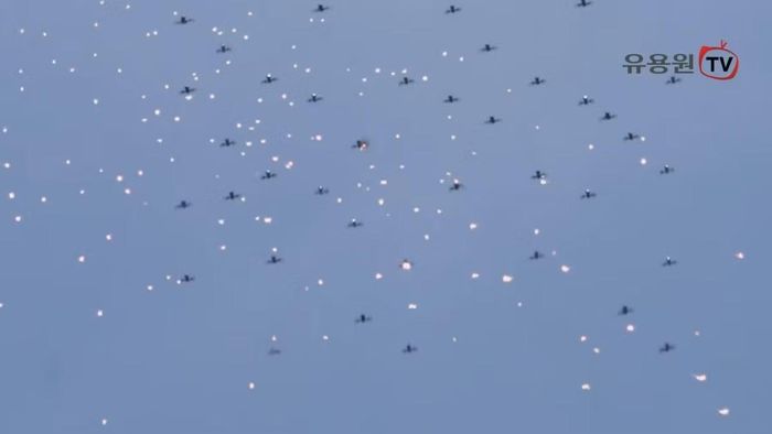 Bầy drone gần như đứng yên nhưng các loạt đạn vẫn không thể tiêu diệt hết.