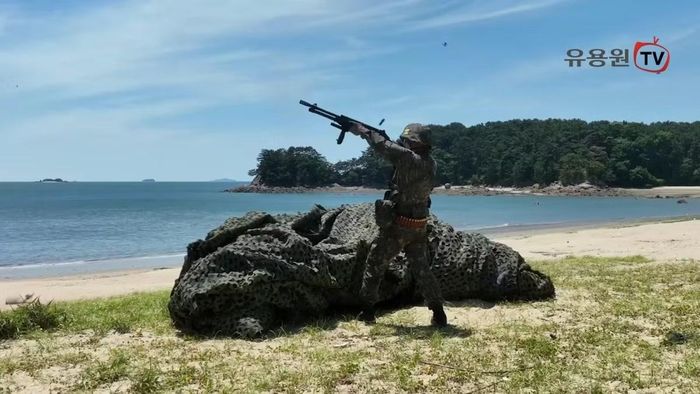 Người lính dùng shotgun để hạ nốt những chiếc UAV cảm tử còn lại.