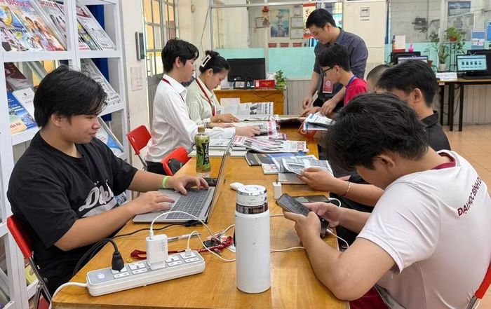 Sinh viên Trường Đại học Bình Dương học tập tại thư viện trường. Ảnh: NTCC