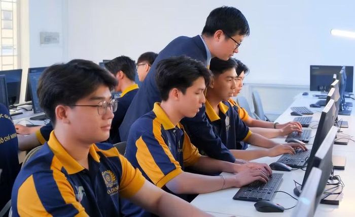 Sinh viên Trường Đại học Gia Định trong giờ học tại phòng máy tính. Ảnh: NTCC